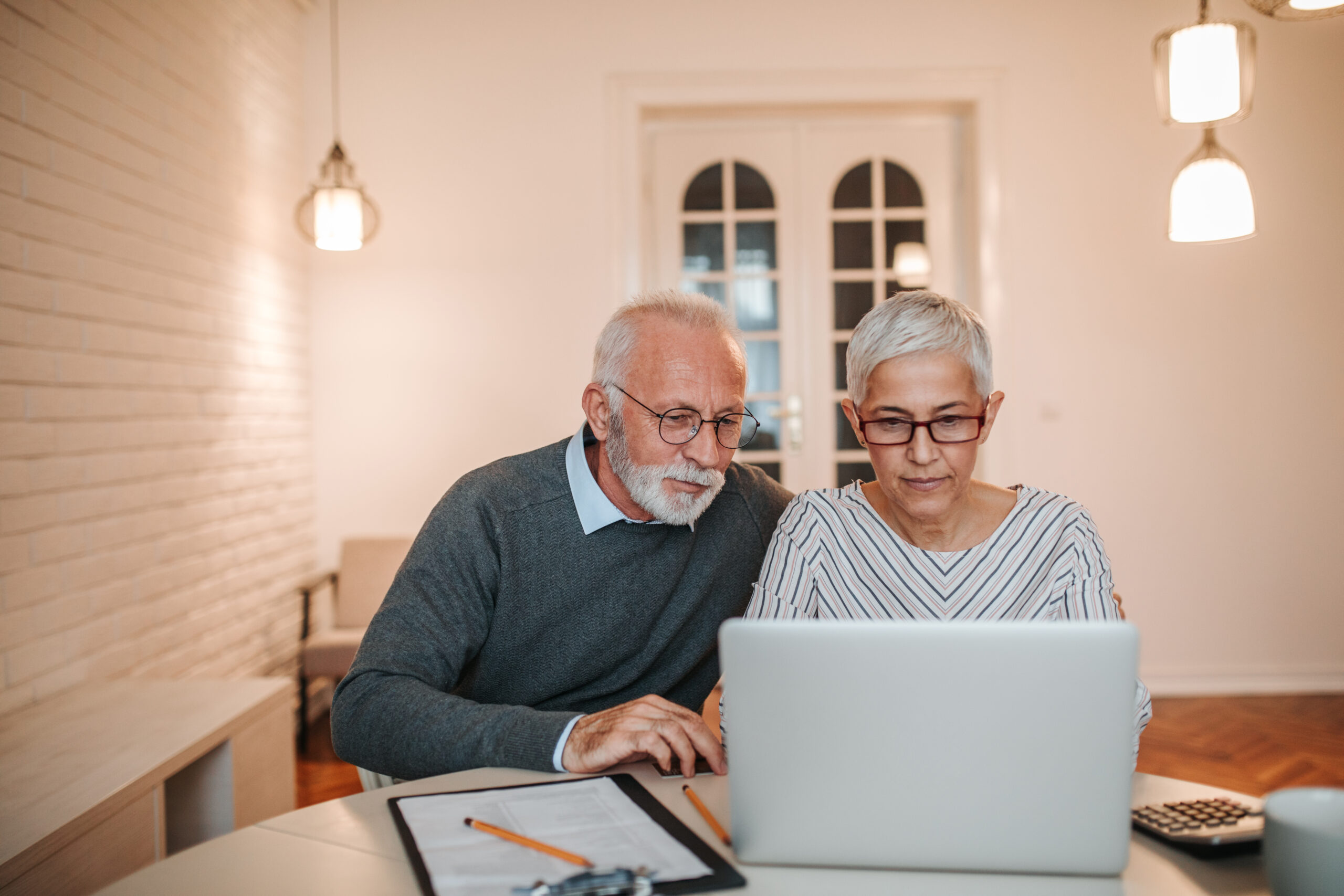Ayudas para mayores de 65 años sin pensión: Optimiza tu vivienda